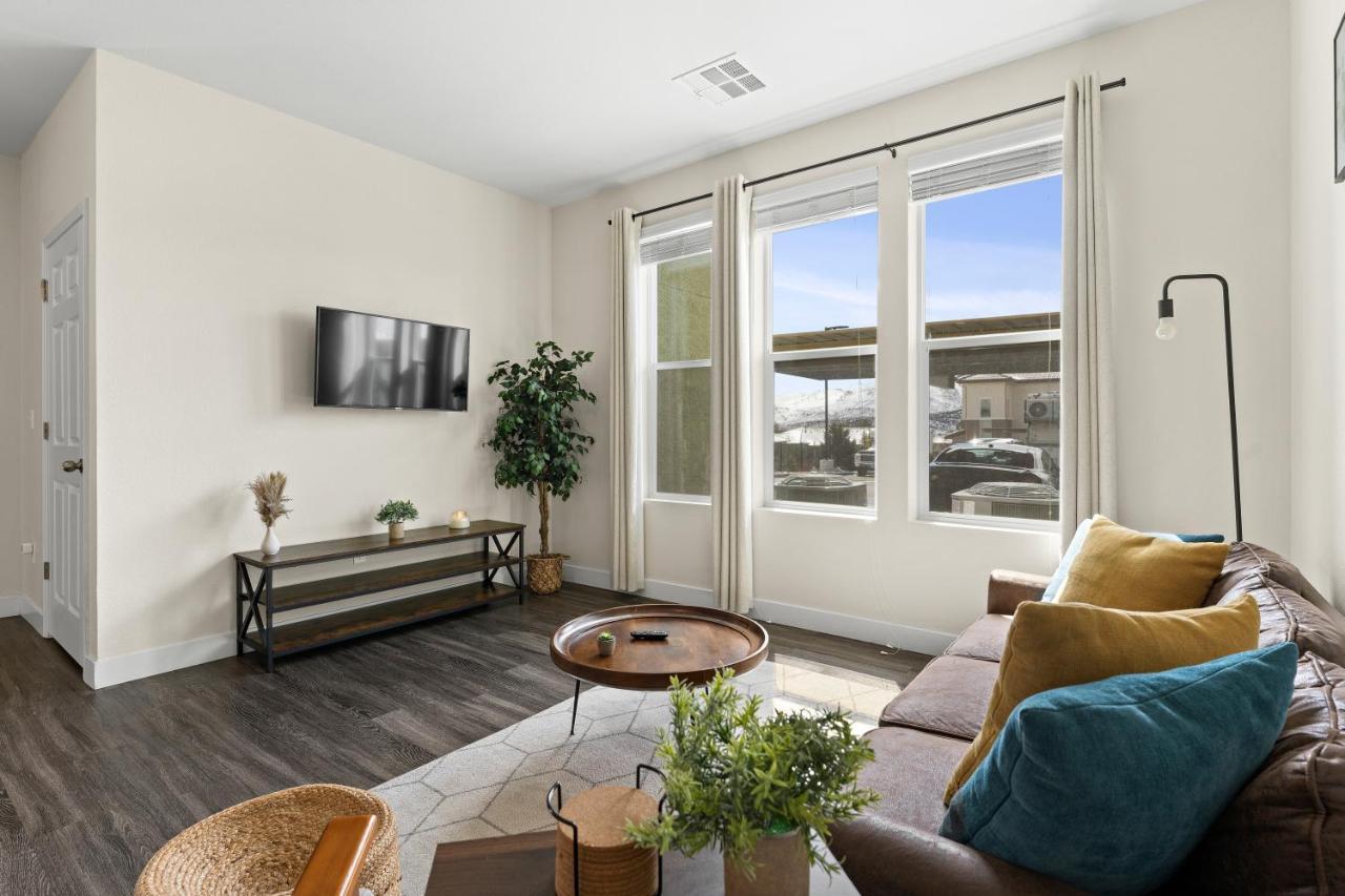 Luxury Retreat - King Beds, Hot Tub, & Pool - Family & Remote Work Friendly Apartment Reno