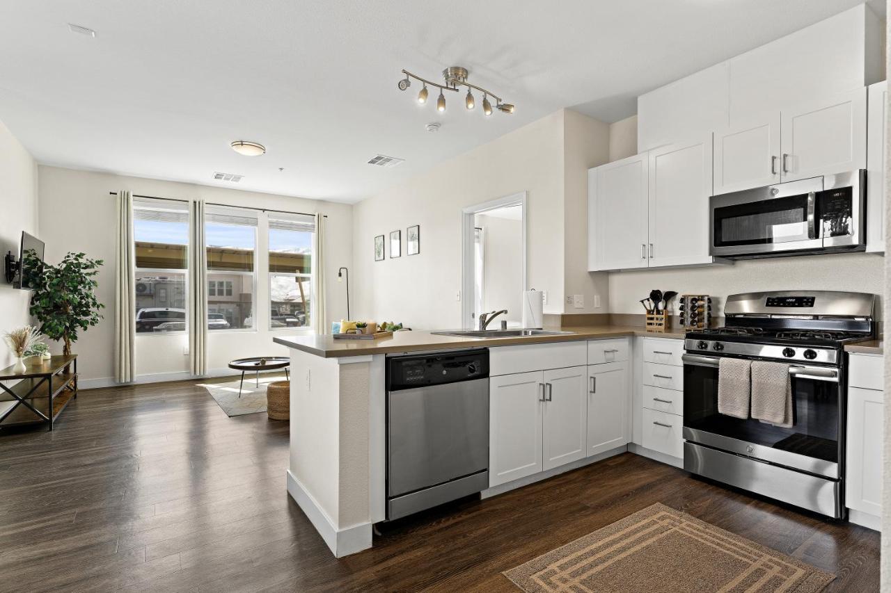 Apartment Luxury Retreat - King Beds, Hot Tub, & Pool - Family & Remote Work Friendly Reno